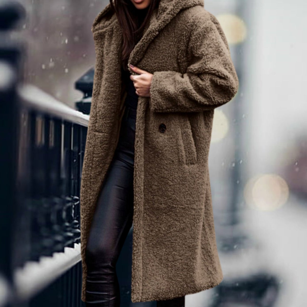 Lang teddyfrakke med hætte og åben front, beige, revers, knaplukning
