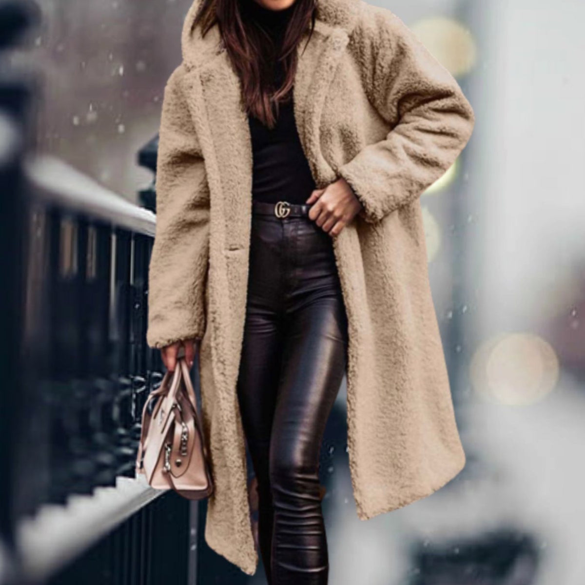 Lang teddyfrakke i lys beige/taupe med hætte, revers og åben front