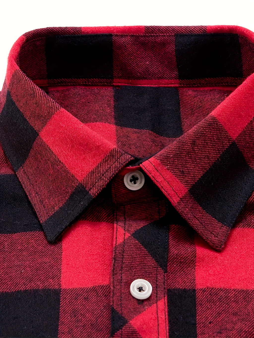 Detalje af rød og sort ternet flannelskjortekrave med knaplukning