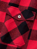 Detalje af rød og sort ternet flannelskjorte med brystlomme og knap