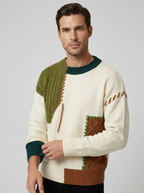 Strikbluse i cremehvid med grøn og brun patchwork og kabelmønstre