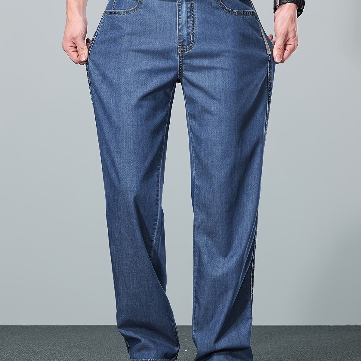 Afslappede blå jeans med lige ben og knaplukning, set forfra