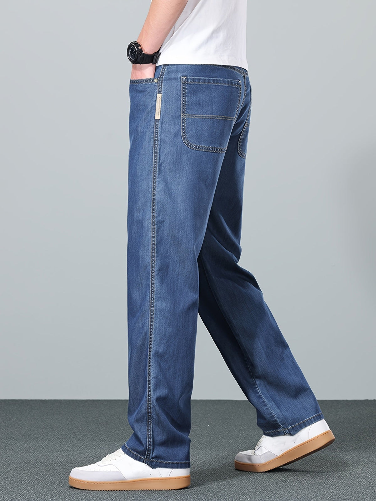 Afslappede blå jeans med lige ben og skrå forlommer, set i profil