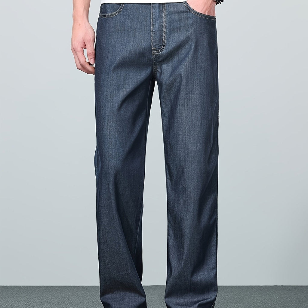 Afslappede mørkeblå jeans med lige ben, set bagfra