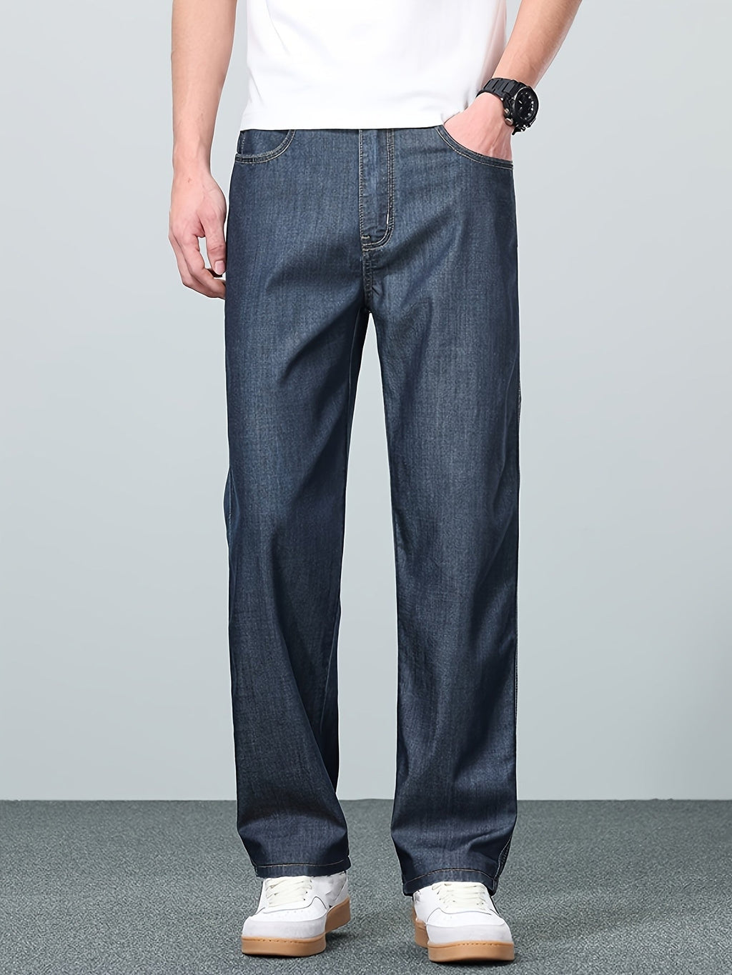 Afslappede mørkeblå jeans med lige ben og baglommer