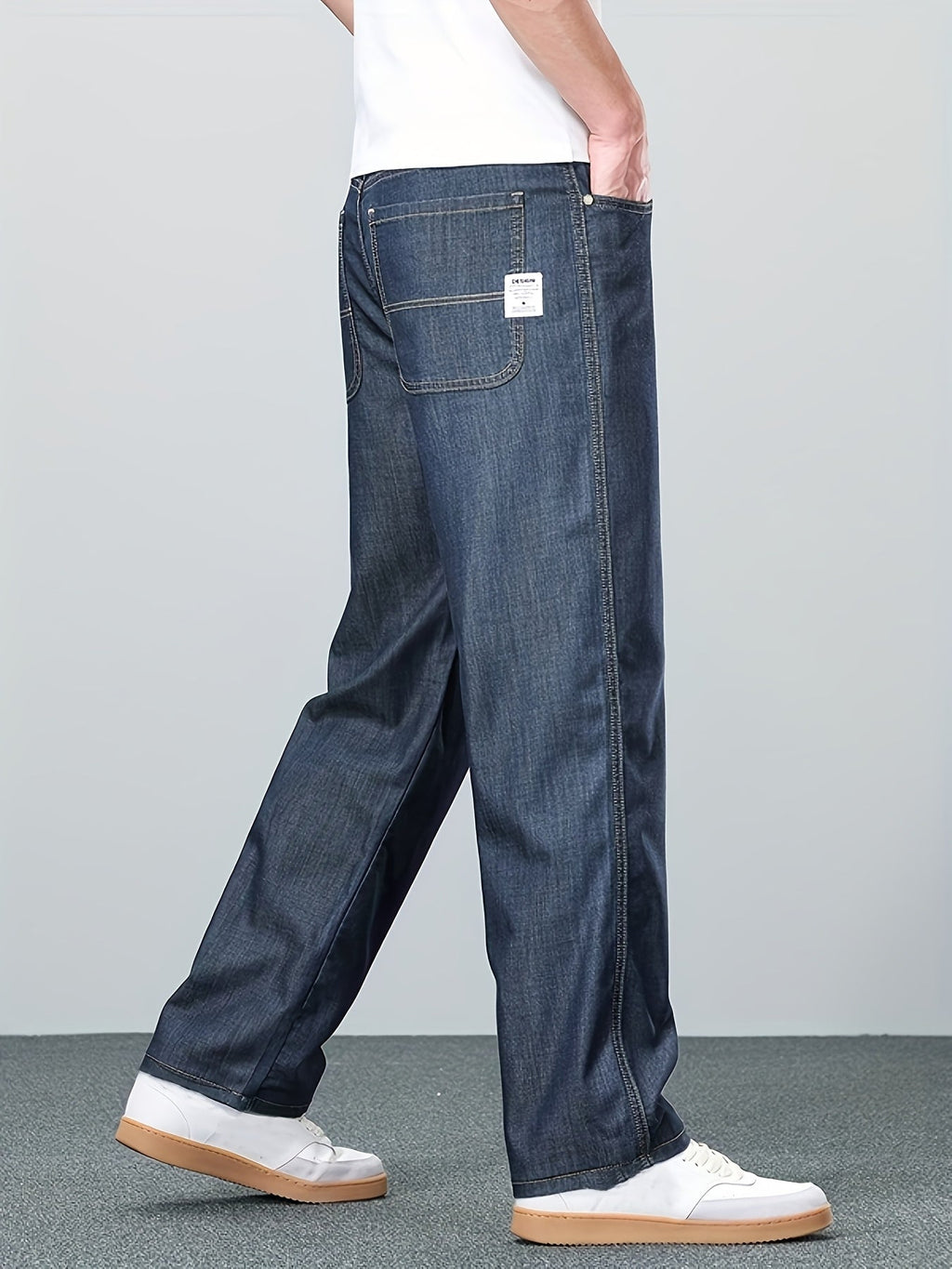 Afslappede blå jeans med lige ben og forlommer, set i trekvart profil