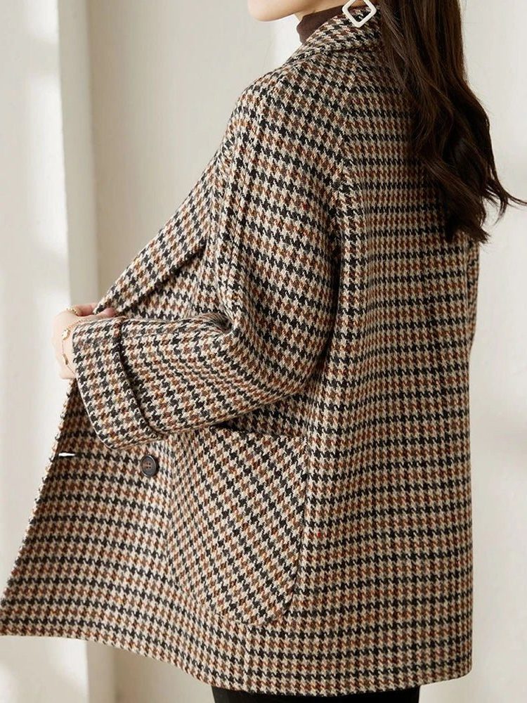 Brun dobbeltradet jakke med reverskrave og lange ærmer, houndstooth-mønster