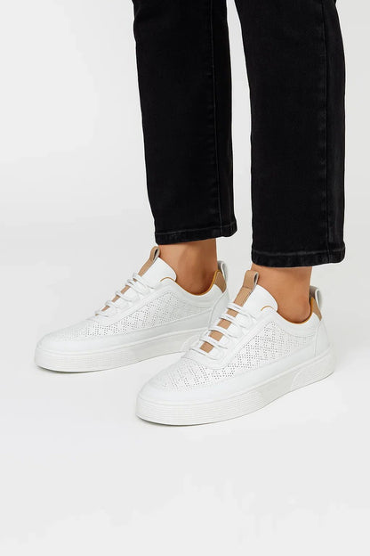 Hvide sneakers med hulmønster og polstret ankelkant, snørebånd.
