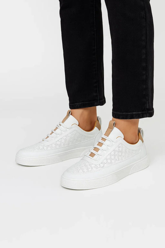Hvide sneakers med hulmønster og polstret ankelkant, snørebånd.