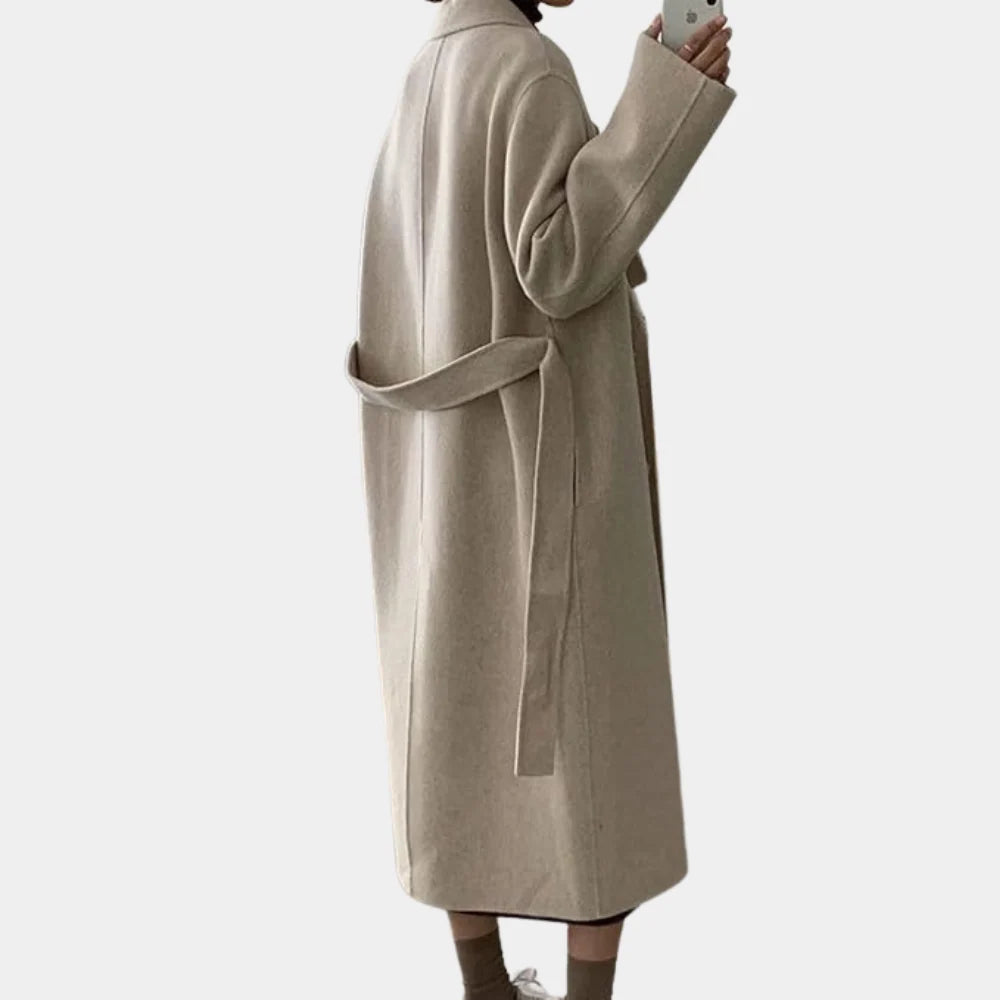 Oversize dobbeltradet frakke i beige set fra siden med bindebælte