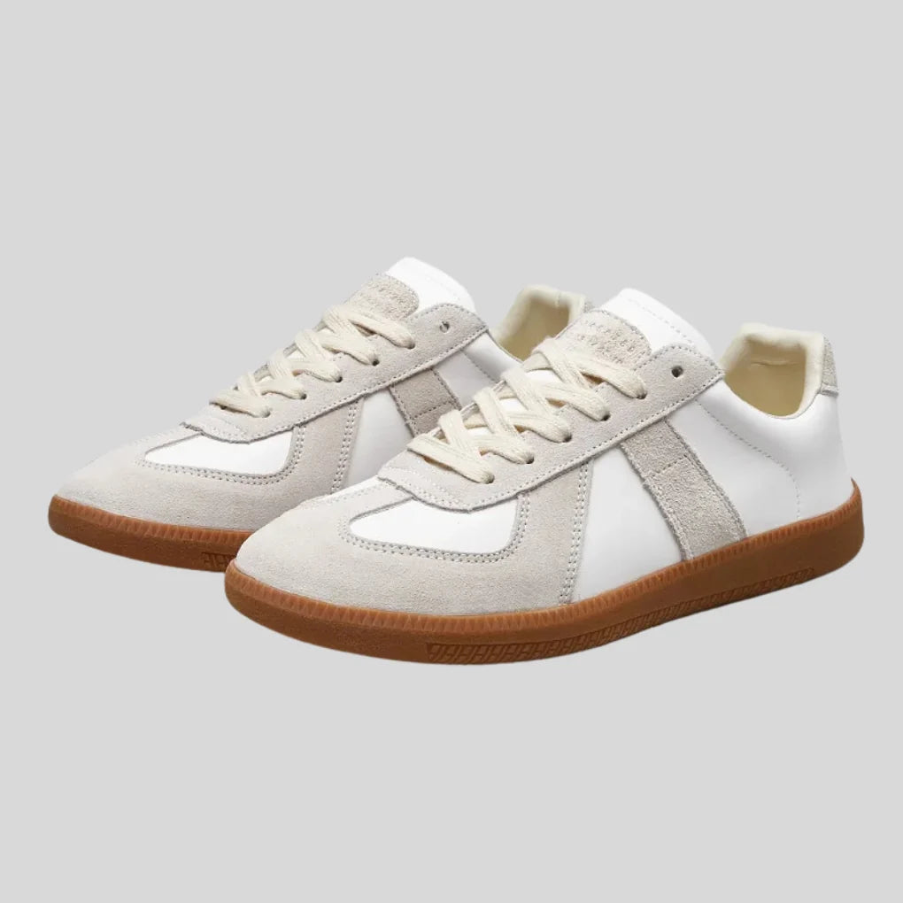 Hvide lave sneakers med snørebånd og kontrastpaneler, gummi-sål