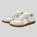 Hvide lave sneakers med snørebånd og kontrastpaneler, gummi-sål