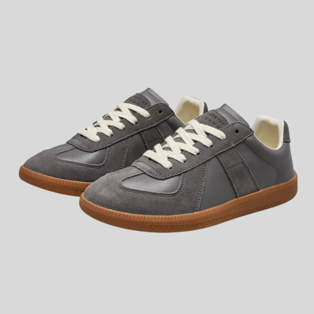 Grå lave sneakers med snørebånd og kontrastpaneler, gummi-sål
