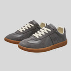 Grå lave sneakers med snørebånd og kontrastpaneler, gummi-sål