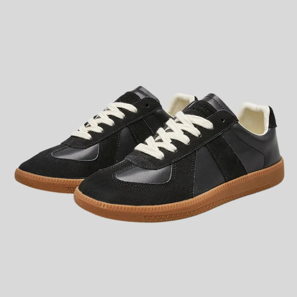 Sorte lave sneakers med snørebånd og kontrastpaneler, gummi-sål