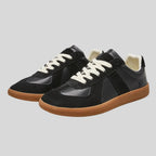 Sorte lave sneakers med snørebånd og kontrastpaneler, gummi-sål