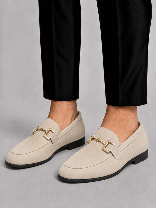 Beige mokkasiner med spændedetalje og lav blokhæl, rund tå.