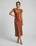 Seren Midi-kjole | Elegant Satin med Snoet Ryg