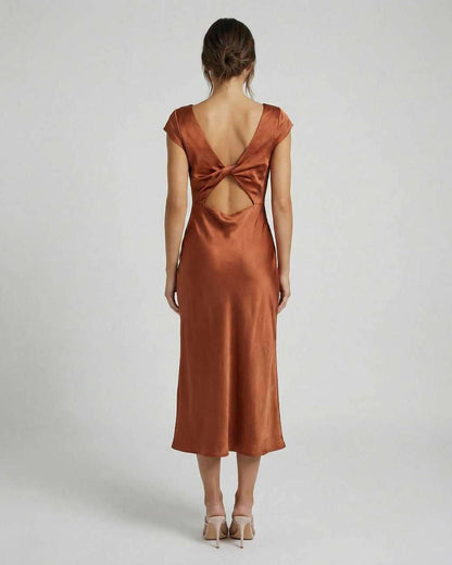 Seren Midi-kjole | Elegant Satin med Snoet Ryg 2