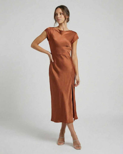 Seren Midi-kjole | Elegant Satin med Snoet Ryg 3