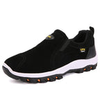 Sorte sneakers med elastik i siden og kraftig, mønstret tandsål