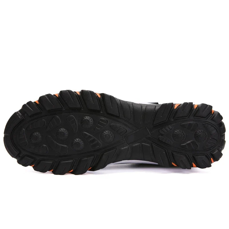 Sorte sneakers med kraftig tandsål set fra undersiden