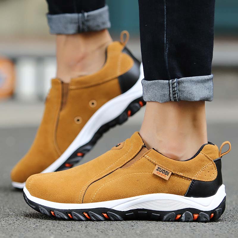 Sandfarvede sneakers med elastisk side og kraftig tandsål
