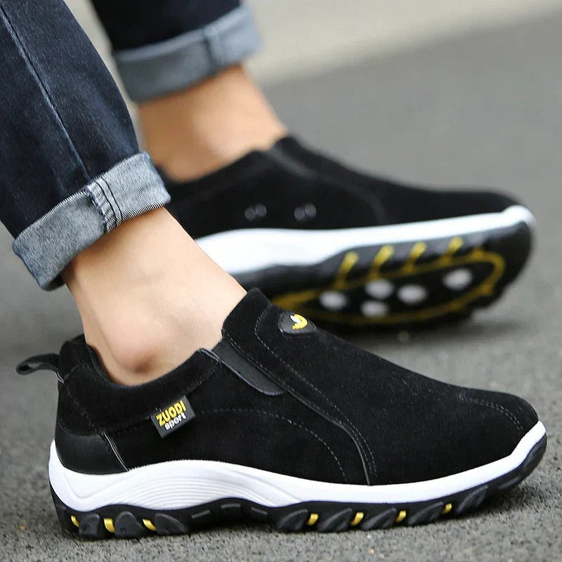 Sorte sneakers med elastik i siden og kraftig tandsål