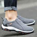 Grå sneakers med elastik i siden og kraftig tandsål med orange knopper