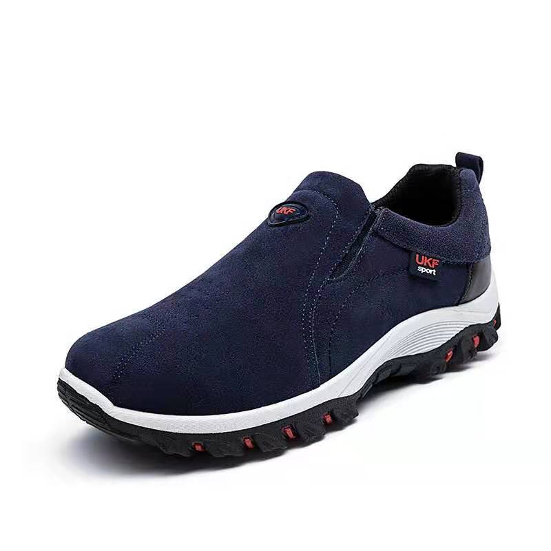 Blå sneakers med elastik i siden og kraftig, mønstret tandsål