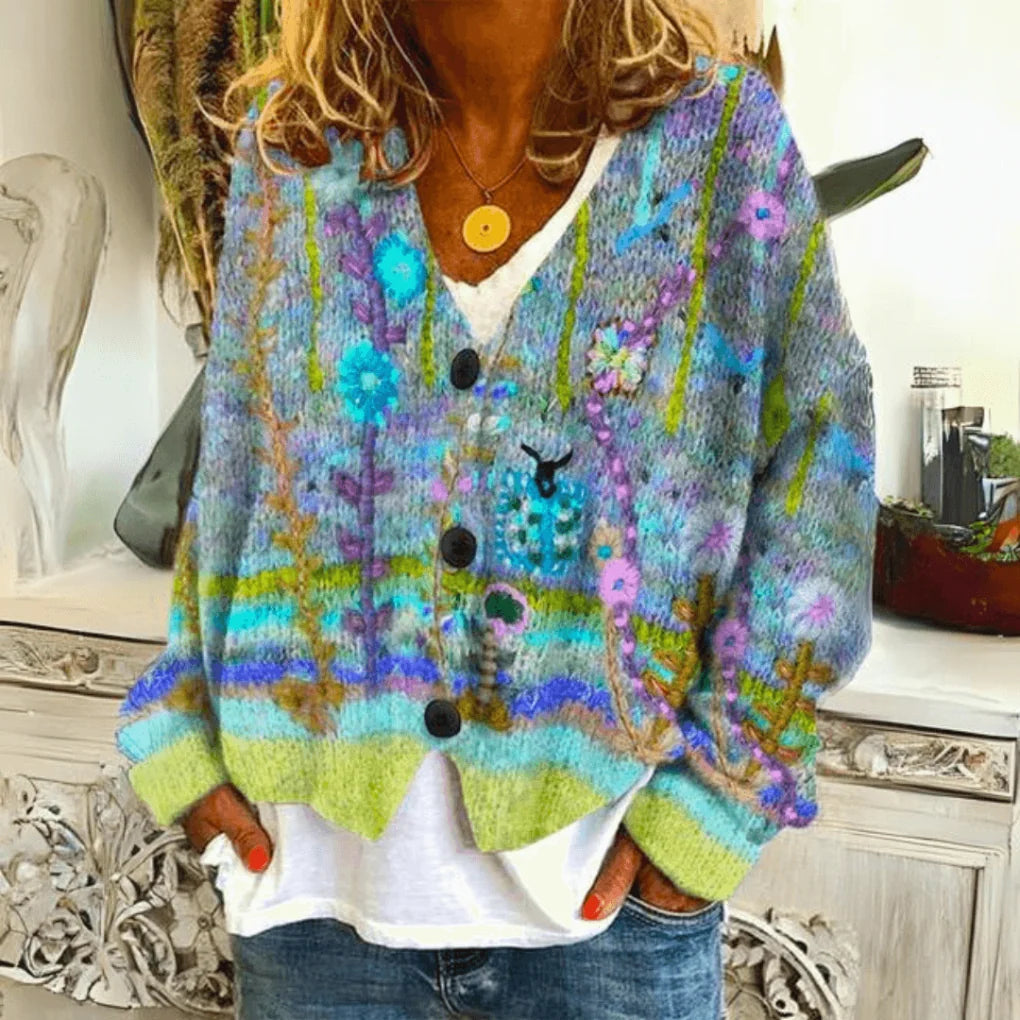Flerfarvet strikket cardigan med V-hals, broderede blomster og runde sorte knapper.