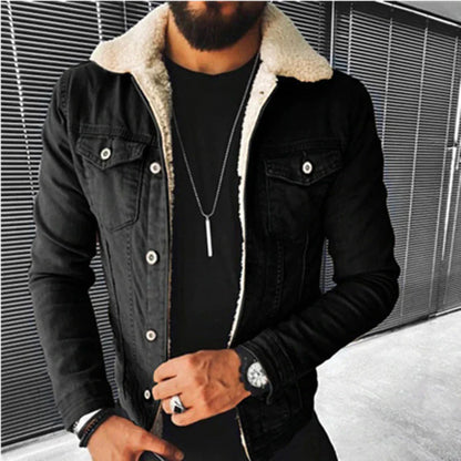 Sort denimjakke med teddykrave, knapper foran og brystlommer