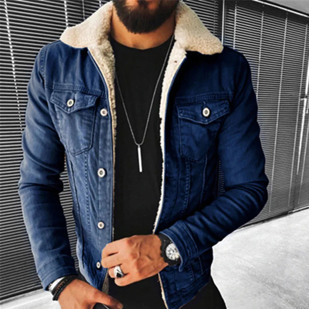Blå denimjakke med teddykrave, knapper foran og brystlommer