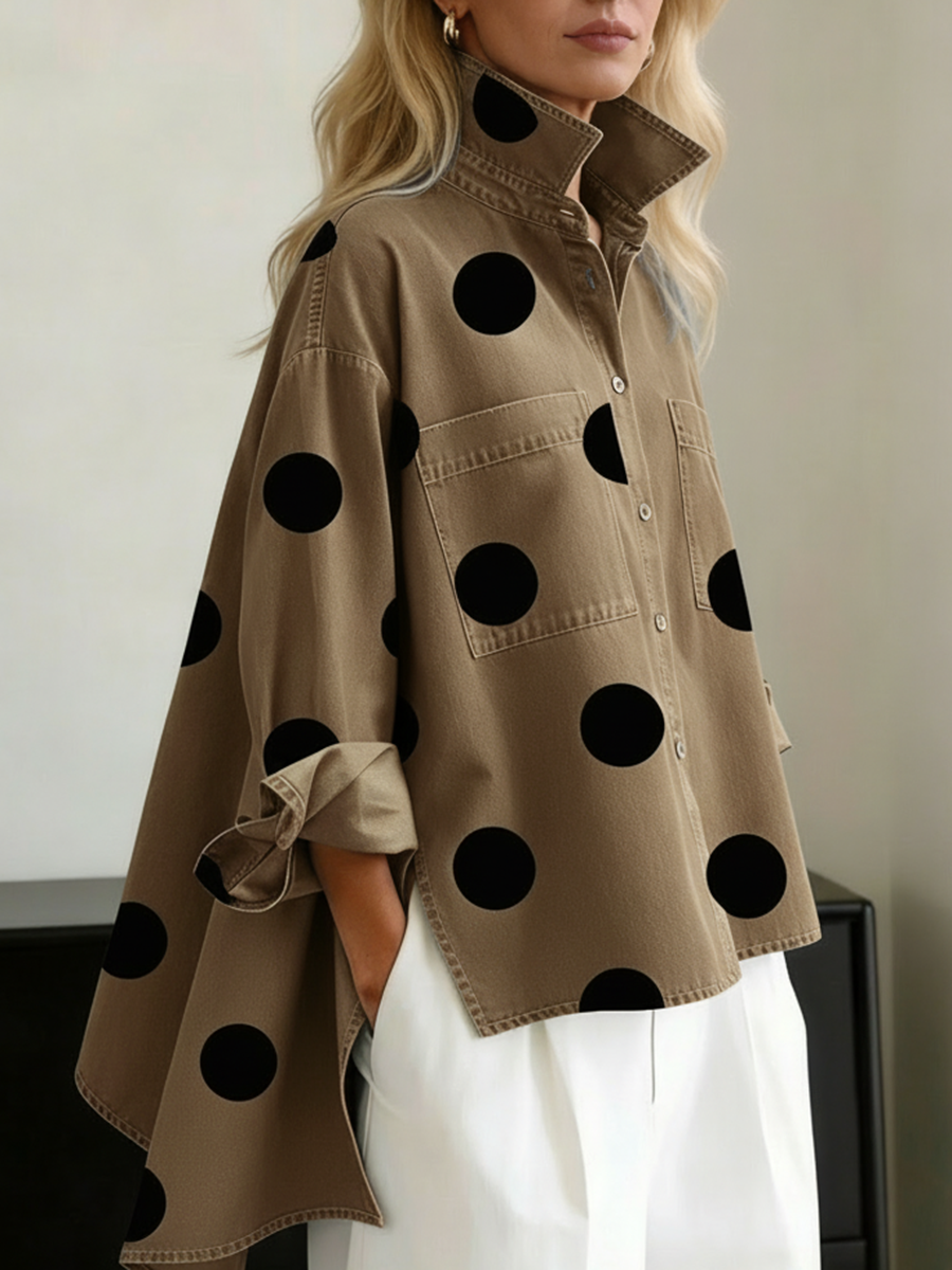 Khaki oversize skjorte med sorte polkaprikker, brystlommer og knapper foran
