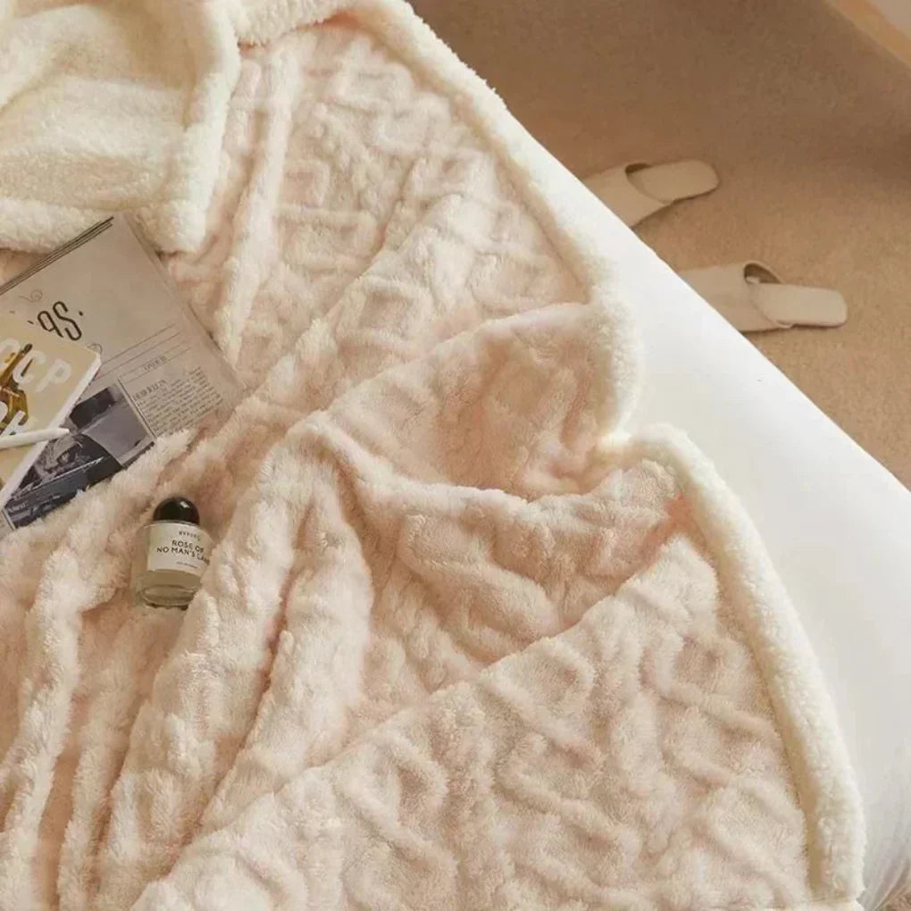 Tyk vinterplaid i blød polyesterfiber i off-white med krøllet plysstruktur
