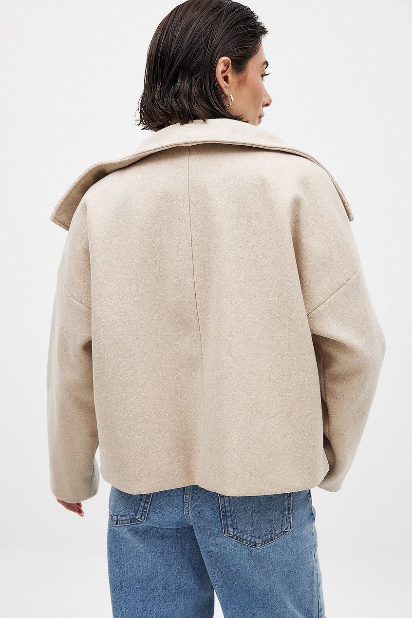 Kort boxy jakke i beige set bagfra med rygsøm og krave