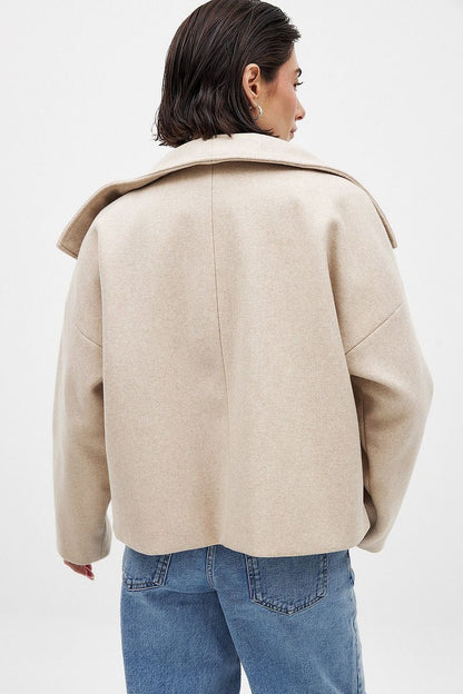 Kort boxy jakke i beige set bagfra med rygsøm og krave