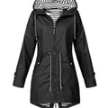 Sort parka med hætte og lynlås; snørejusteret talje, stribet foer og sidelommer.