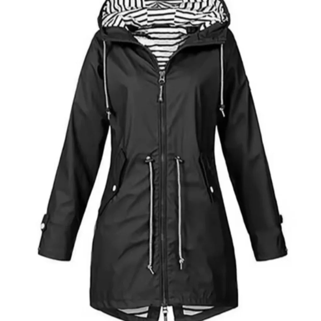 Sort parka med hætte og lynlås; snørejusteret talje, stribet foer og sidelommer.