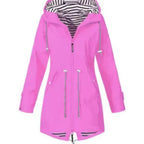 Pink parka med hætte og lynlås; snørejusteret talje, stribet foer og sidelommer.
