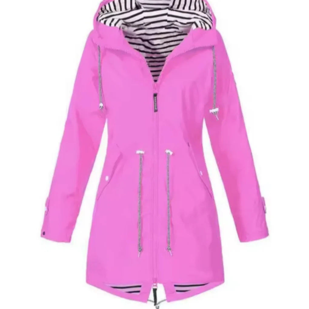 Pink parka med hætte og lynlås; snørejusteret talje, stribet foer og sidelommer.