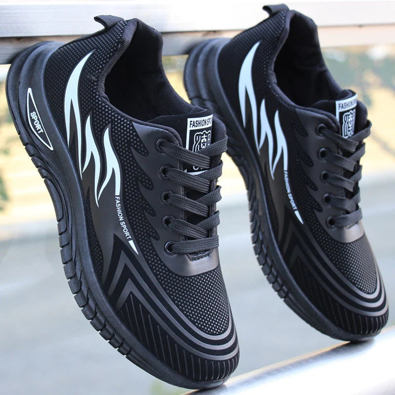Lave sorte sneakers med snørebånd og hvide flammeprint, tyk mønstret sål.