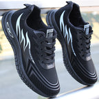 Lave sorte sneakers med snørebånd og hvide flammeprint, tyk mønstret sål.