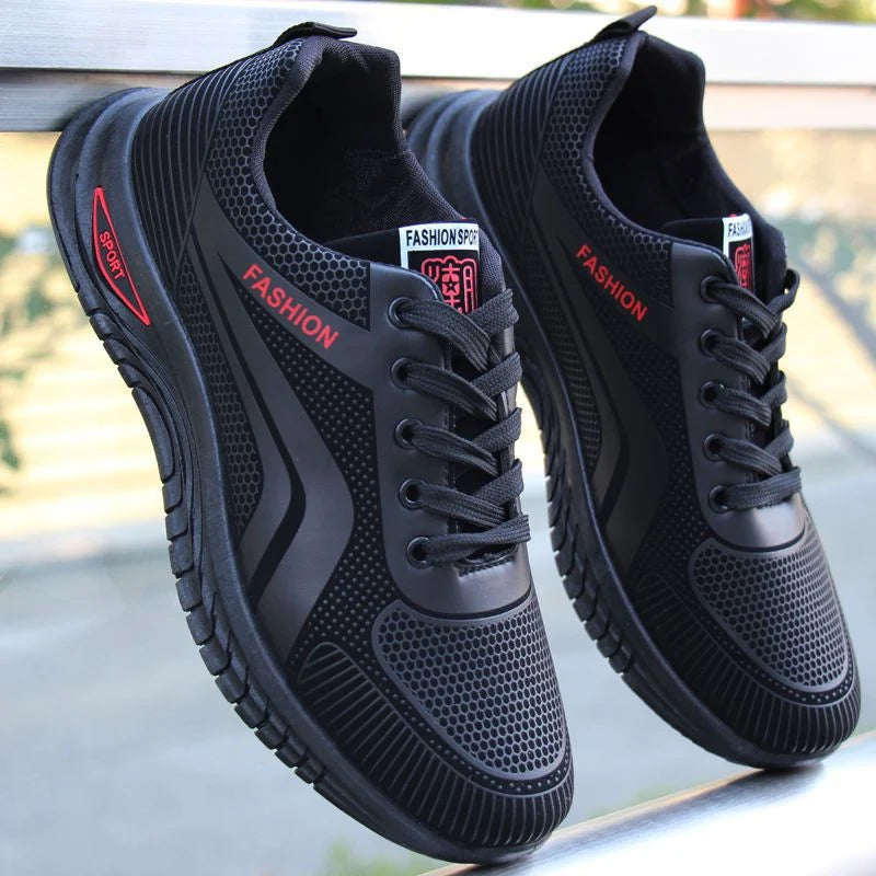 Lave sorte sneakers med snørebånd og hvidt flamme-/stribemønster, rød mærkat på pløs.