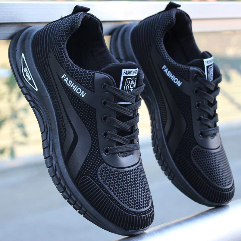 Lave sorte sneakers med snørebånd og hvid stribet flammeprint, perforeret forside.